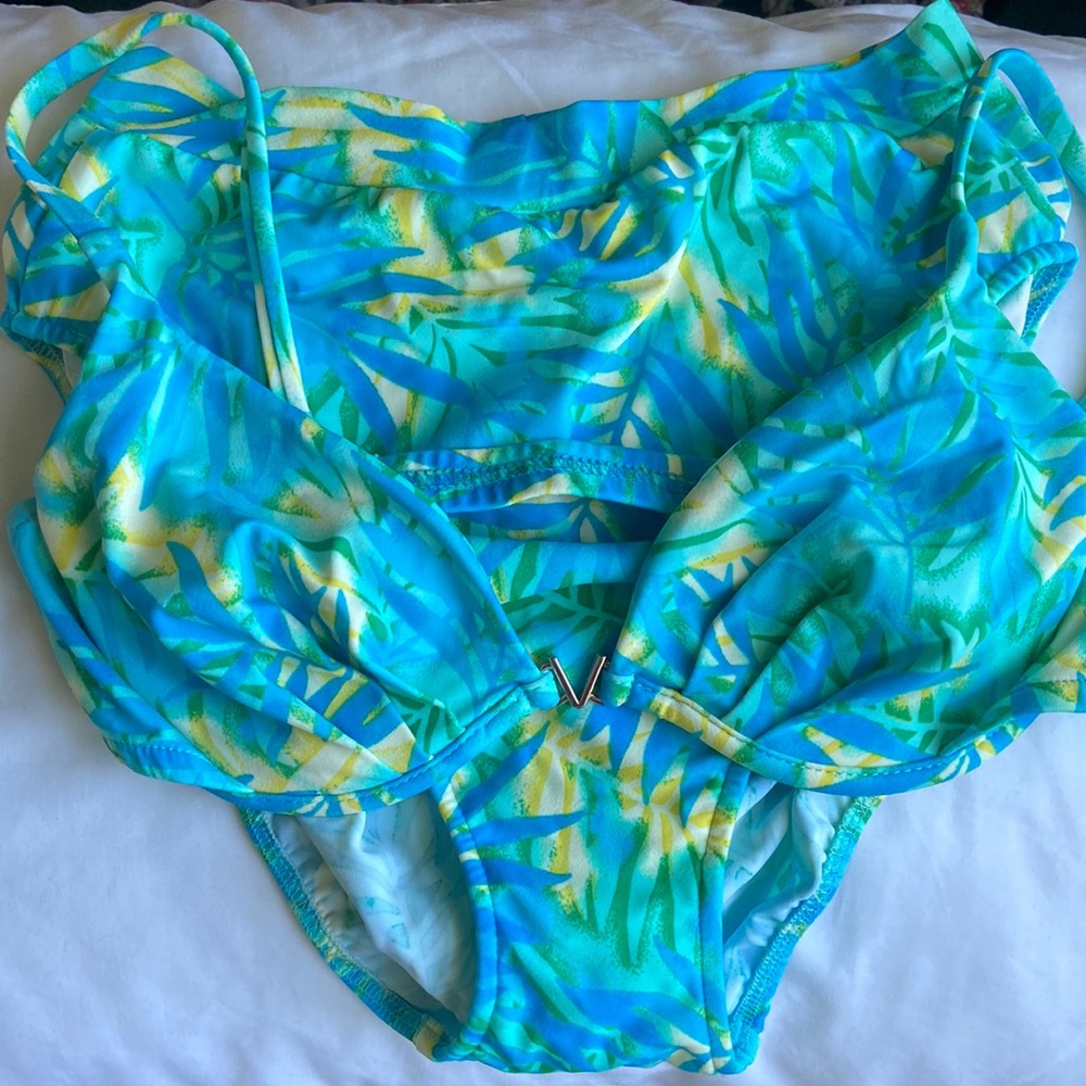 VINTAGE Venus swim set. Top C cup, bottom L.